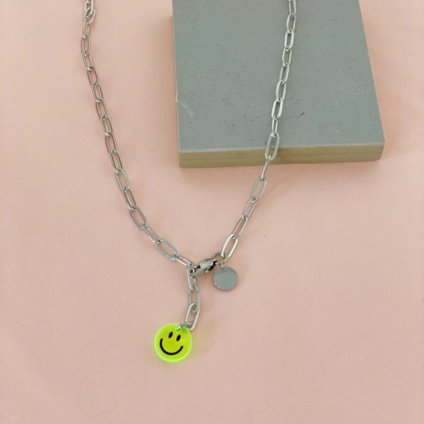Silberne Halskette mit Smileyanhänger in Neongelb