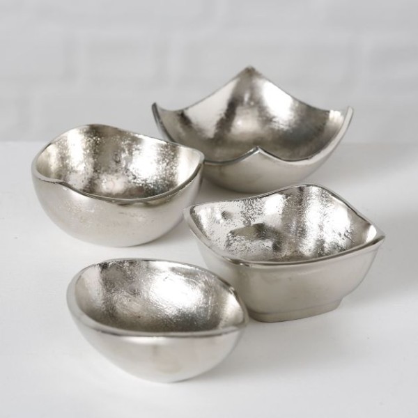 Kleine Silberschalen in vier verschiedenen Formen
